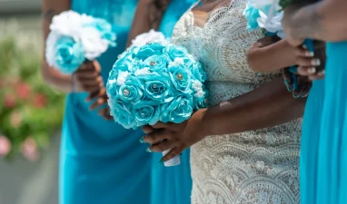 gros-plan-de-la-mariee-et-ses-demoiselles-d-honneur-debout-et-tenant-des-bouquets-aucun-visage-capture